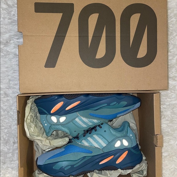 YEEZY 700 ‘faded azure’